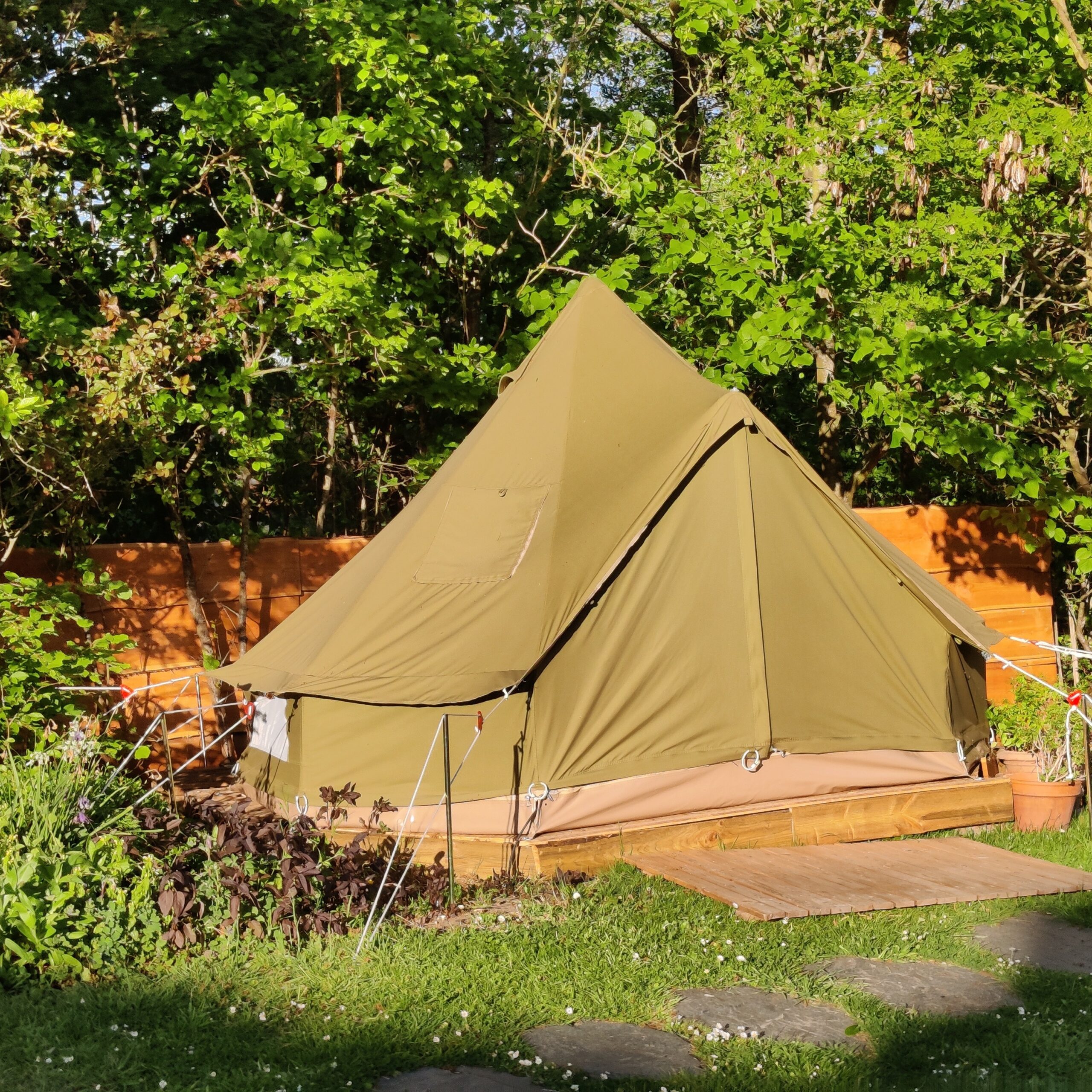 tente canadienne pour glamping chez jeûne et vagabondages